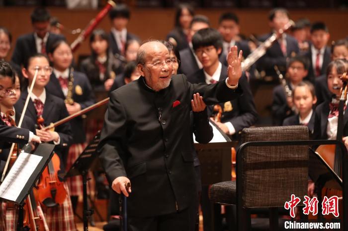 99岁指挥家曹鹏再度登台为“星星的孩子”挥棒