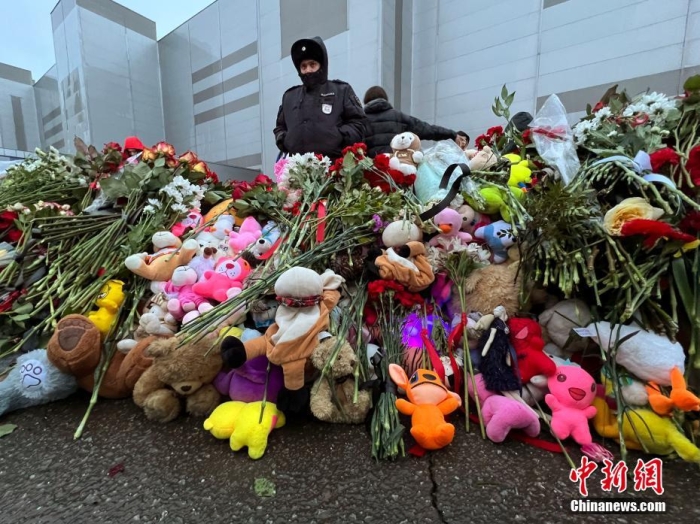 当地时间3月24日,俄罗斯全国哀悼日,悼念22日发生在莫斯科州克拉斯诺戈尔斯克市“克罗库斯城”音乐厅恐怖袭击事件中的遇难者。此次恐袭已导致137人遇难,150多人受伤。图为民众在恐袭事件现场附近敬献的鲜花和毛绒玩具。<a target='_blank' href='/'>中新社</a>记者 田冰 摄