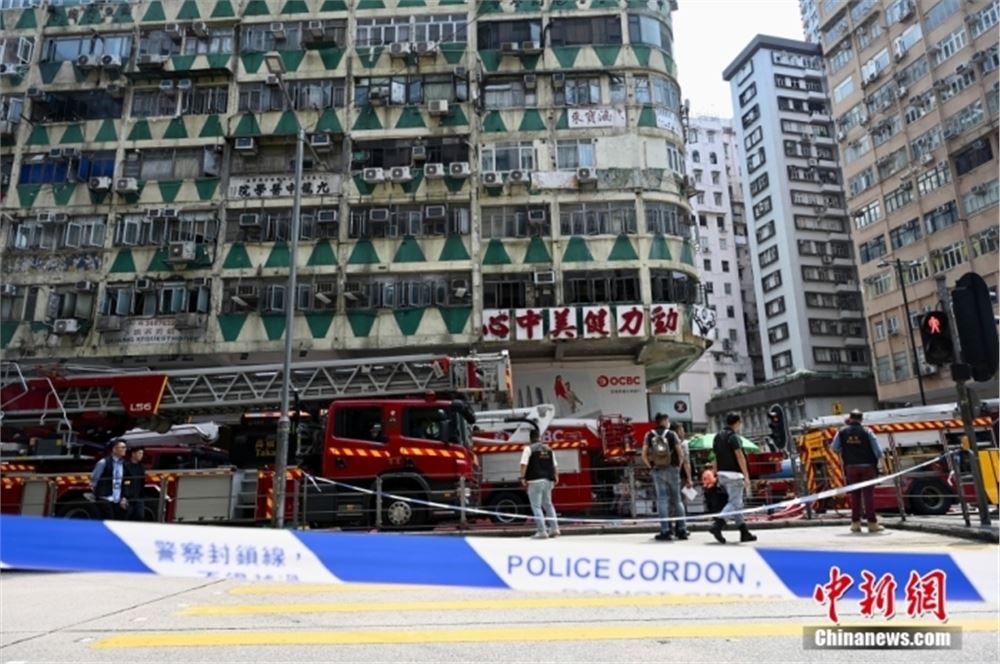 4月10日,香港油麻地华丰大厦在上午发生火警,死亡人数增至5人。图为警方围封华丰大厦火警现场。<a target='_blank' href='/'>中新社</a>记者 李志华 摄