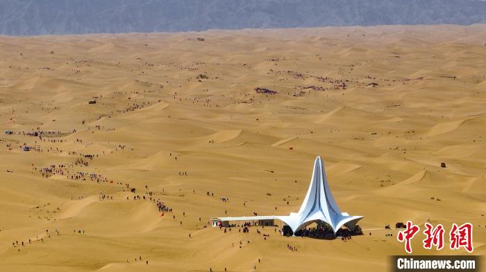 宁夏近万人徒步腾格里沙漠