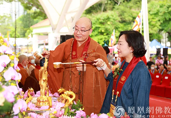 宏明法师陪同麦美娟浴佛