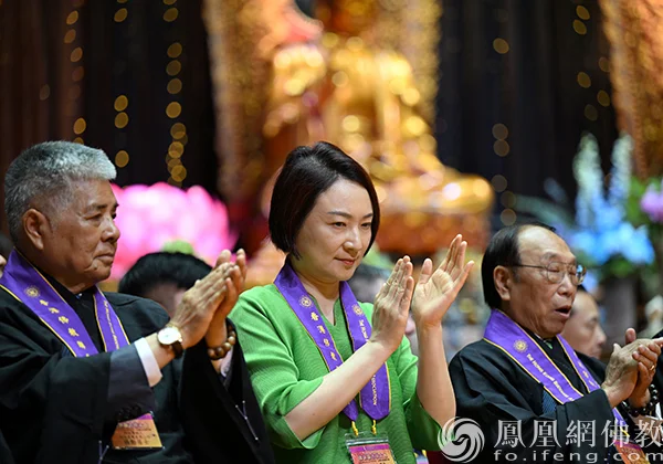 左起:佛诞庆祝大会特别赞助人、旭日慈善基金副董事长兼总经理杨勋居士,全国人大常委李慧琼议员及执行副会长何德心居士出席活动