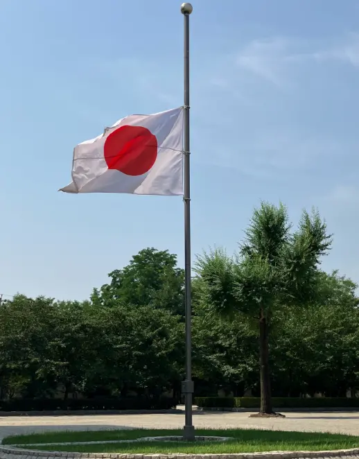 日本驻华大使馆降半旗致敬胡友平