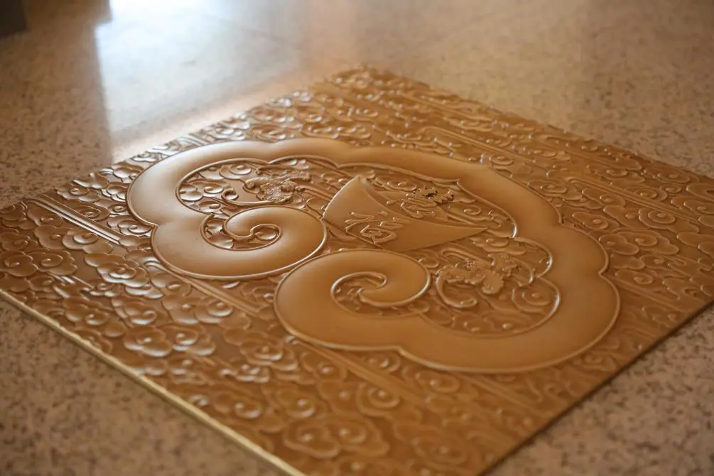 躬身进入“财神洞”时正好手触元宝