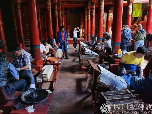 德格印经院(图片来源：凤凰网佛教文化)