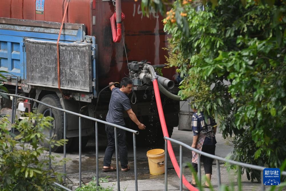 4月21日,在广西马山县里当瑶族乡北屏村,送水人员给村民送水。新华社记者 黄孝邦 摄