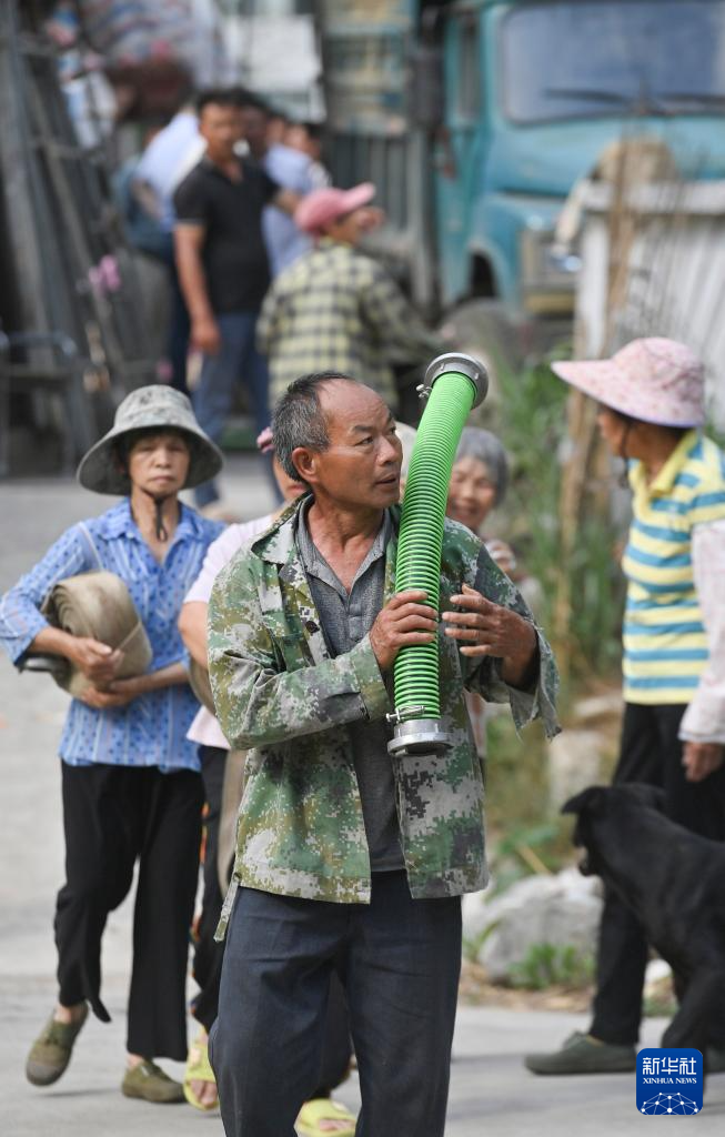 4月21日,广西马山县金钗镇龙印村村民在搬运水管,准备将当地政府送来的水引进水柜。新华社记者 黄孝邦 摄
