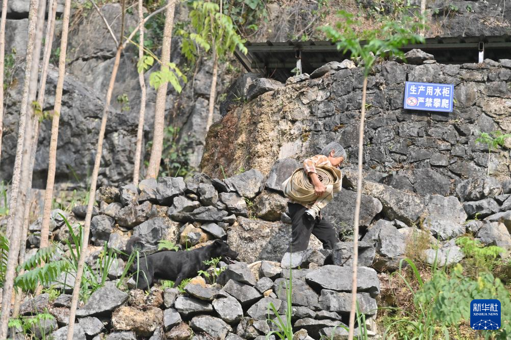 4月21日,广西马山县金钗镇龙印村村民在铺设水管,准备将当地政府送来的水引进水柜。新华社记者 黄孝邦 摄