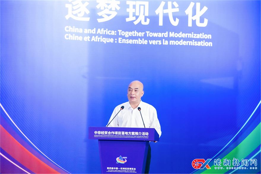 潘海平(领②).jpg 潘海平(领②).jpg