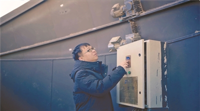 陈孝钿在控制“落下闳-SONG望远镜”的圆顶。受访者供图