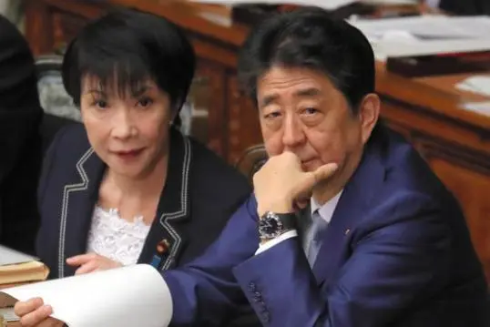 △2020年2月,时任日本总务大臣的高市早苗(左)与时任日本首相安倍晋三(右) △2020年2月,时任日本总务大臣的高市早苗(左)与时任日本首相安倍晋三(右)