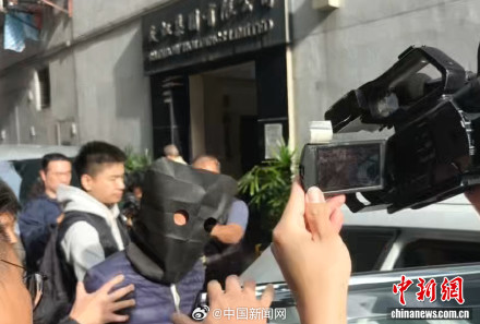 香港火灾涉事嫌疑人被捕现场