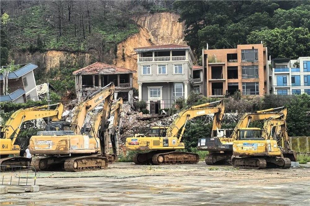 广州山体滑坡已致2人死亡 仍有5名被困