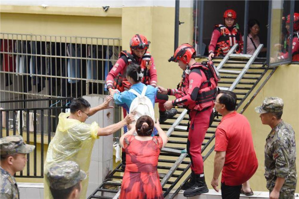 强降雨引发内涝 广西天峨县紧急转移400多名受困师生