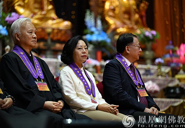 左起：佛诞庆祝大会特别赞助人、旭日慈善基金董事长、香港佛教联合会副会长杨钊居士，香港特区政府民政及青年事务局局长麦美娟，香港特区政府政务司司长陈国基出席活动