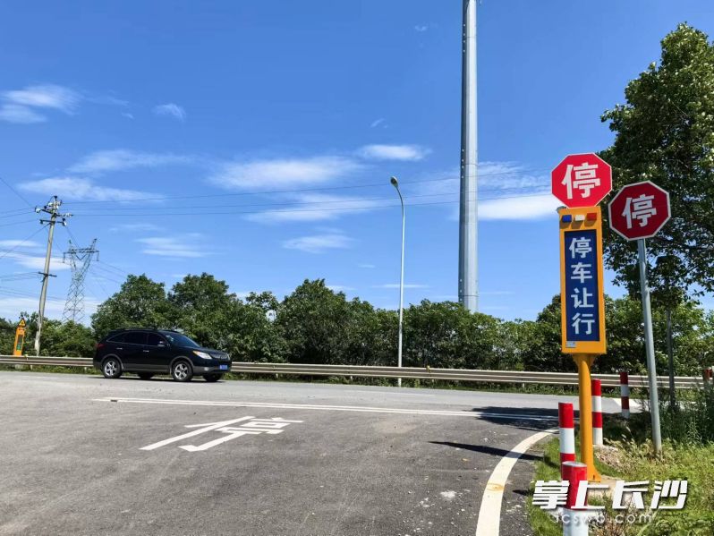 车路协同执勤机器人24小时在岗，有效守护群众出行安全。 长沙晚报全媒体记者 吴鑫矾 通讯员 谭晓波 摄